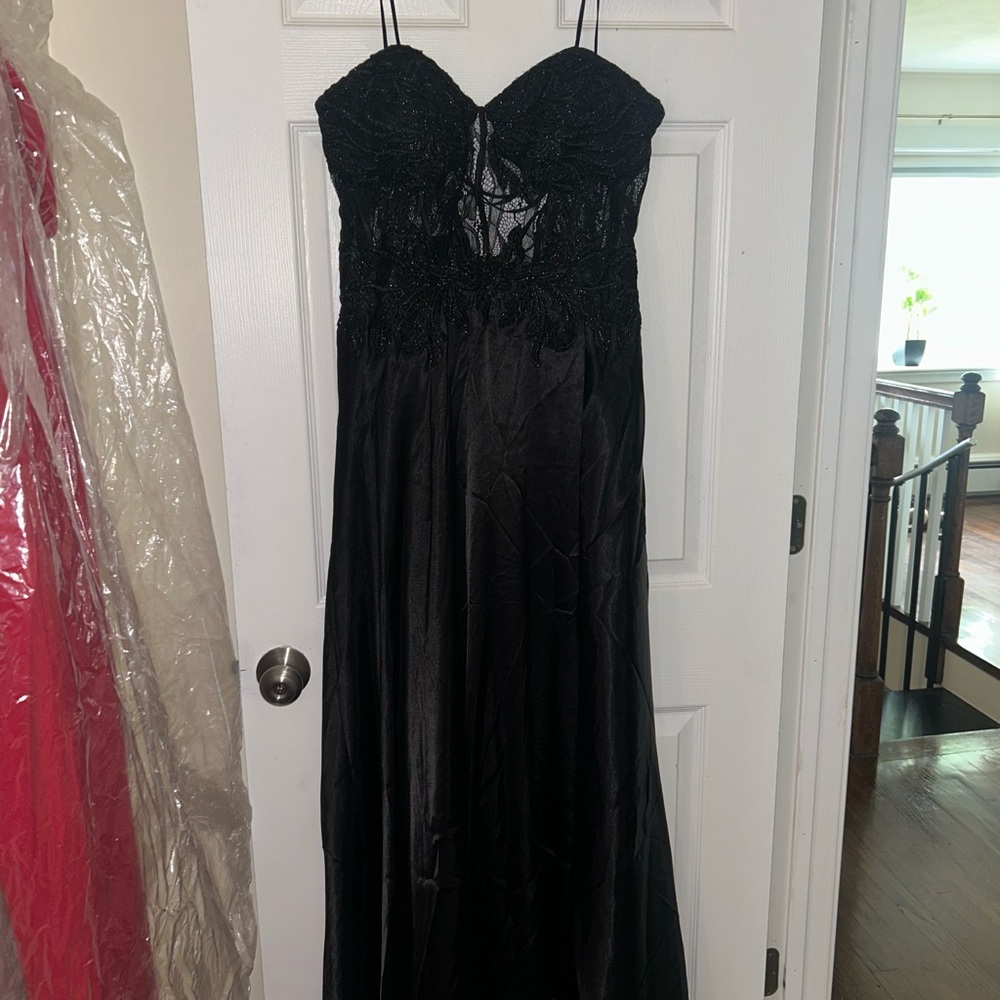 Blondie Nites Black Sleeveless Sweetheart Gown